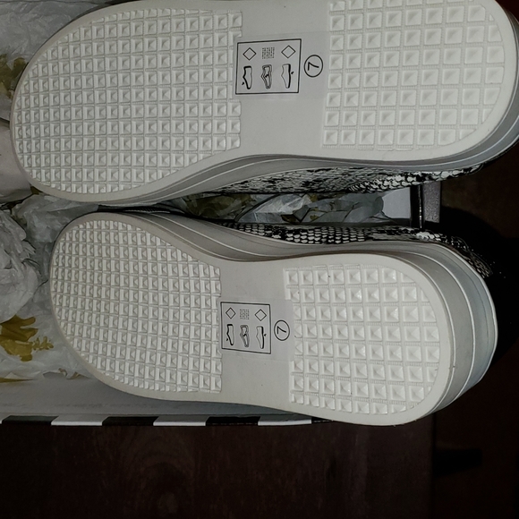 TOES comfort sneakers 👟 snake pattern 💖NEW - Picture 6 of 9